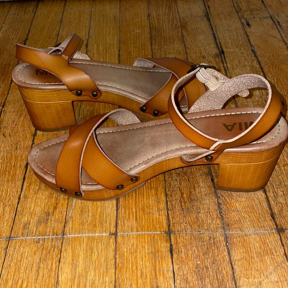 Mia Susan Platform Sandals size 8.5 Brand New never worn